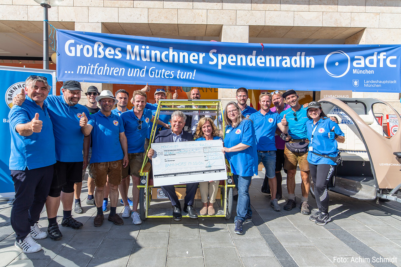 Die Rikschafahrer*innen des ADFC München e.V. bei der Übergabe der Spenden.